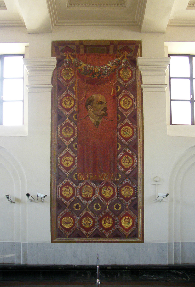2. syyskuuta 2009. Taiteilija Georgi Rublevin tekemä V.I.Lenin -mosaiikkipaneeli Dobryninskajan metroaseman lippuhallissa