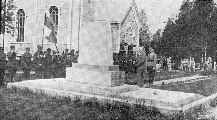 19. kesäkuuta 1937. Tasavallan presidentti Kyösti Kallio laskee seppeleensä Nivalan sankaripatsaalle