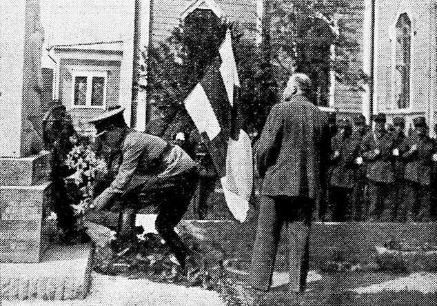 19 июня 1937 года. Президент Финлянской республики Кёсти Каллио возлагает венок к монументу финской освободительной войне