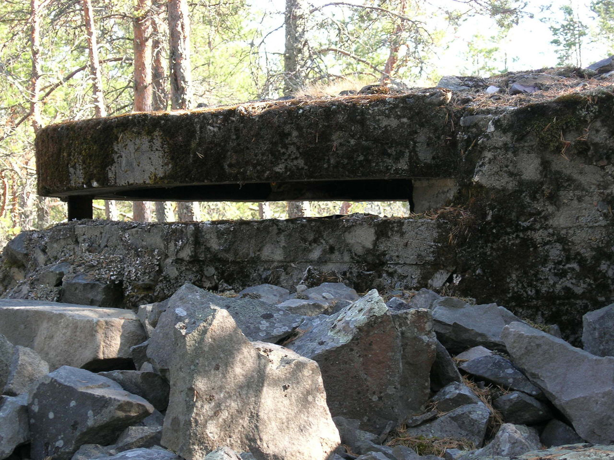Elokuu 2007. Suomalaisen rannikkotykistön asemat Nurkanniemessä