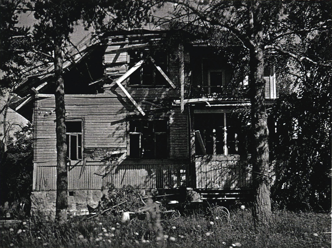 Heinäkuu 1944. Lammassaari. Taiteilija Grigor Auerin talo pommitusten jälkeen