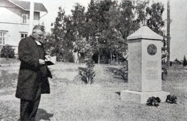 23. heinäkuuta 1938. Pastori Ilmari Salomaa Impilahden vanhan kirkon ja seurakunnan vainajan muistomerkin paljastuspuhetta pitämässä