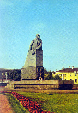 1973. Petrozavodsk. Monument to Vladimir Lenin