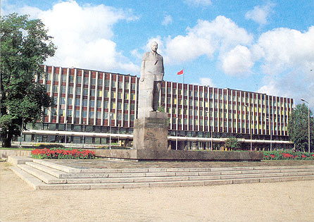 1988. Petrozavodsk. Soviet square. Monument to Otto Ville Kuusinen