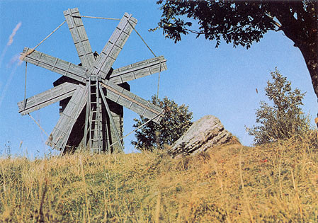 1980-е годы. Кижи. Ветряная мельница из деревни Волкостров