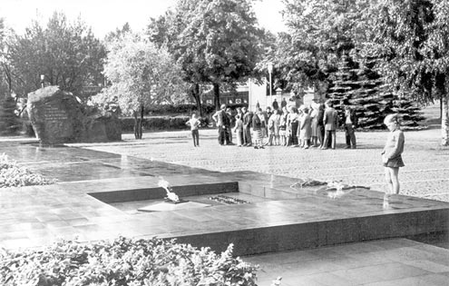 1983 год. Петрозаводск. Мемориал "Братская могила и могила неизвестного солдата с вечным огнем славы"