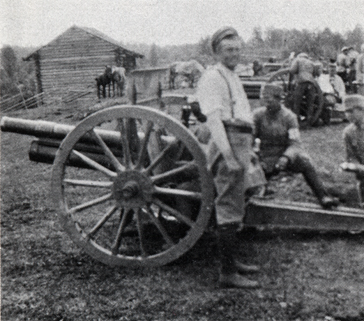 1919. Aunuksen vapaaehtoisen armeijan kevyt patteri tuliasemissa