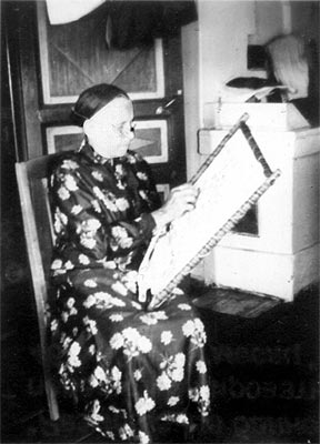 1943. Nainen koruompelemassa