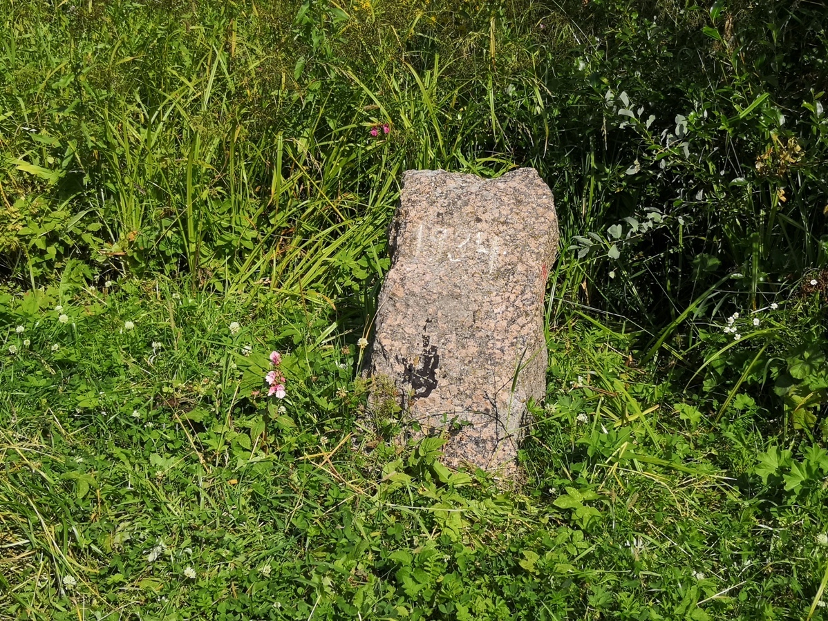 Июль 2019 года. Пограничный камень в деревне Погранкондуши