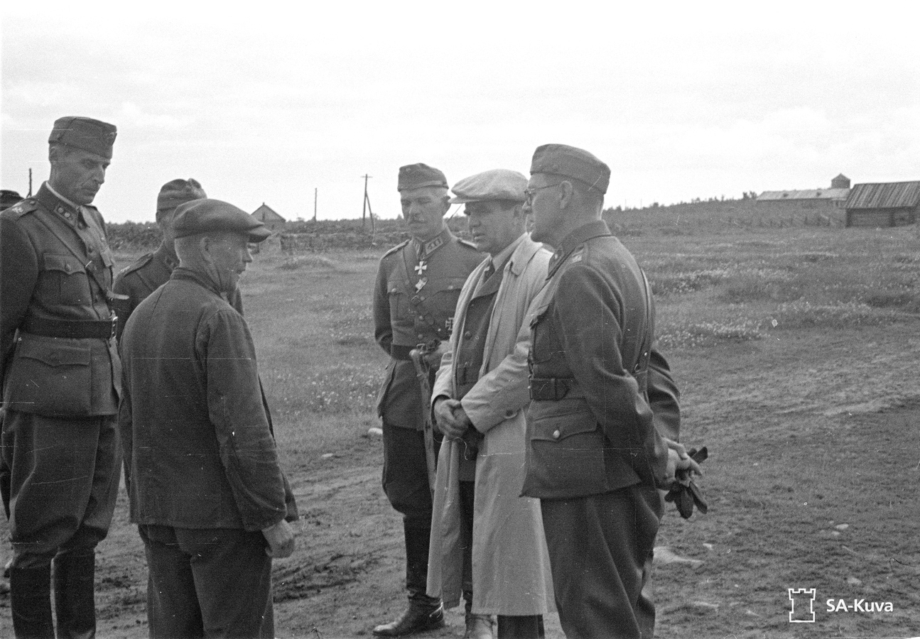 15. heinäkuuta 1942. Pääministeri keskustelemassa asukkaiden kanssa