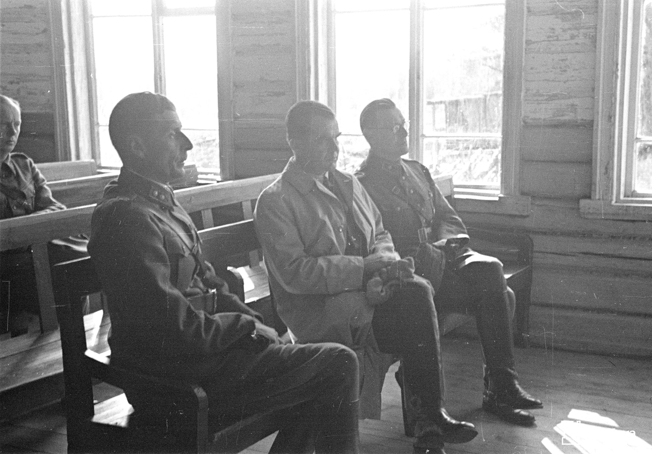 15. heinäkuuta 1942. Everstiluutnantti Paloheimo, pääministeri Rangell ja kenraalimajuri Arajuuri kuuntelevat laulua