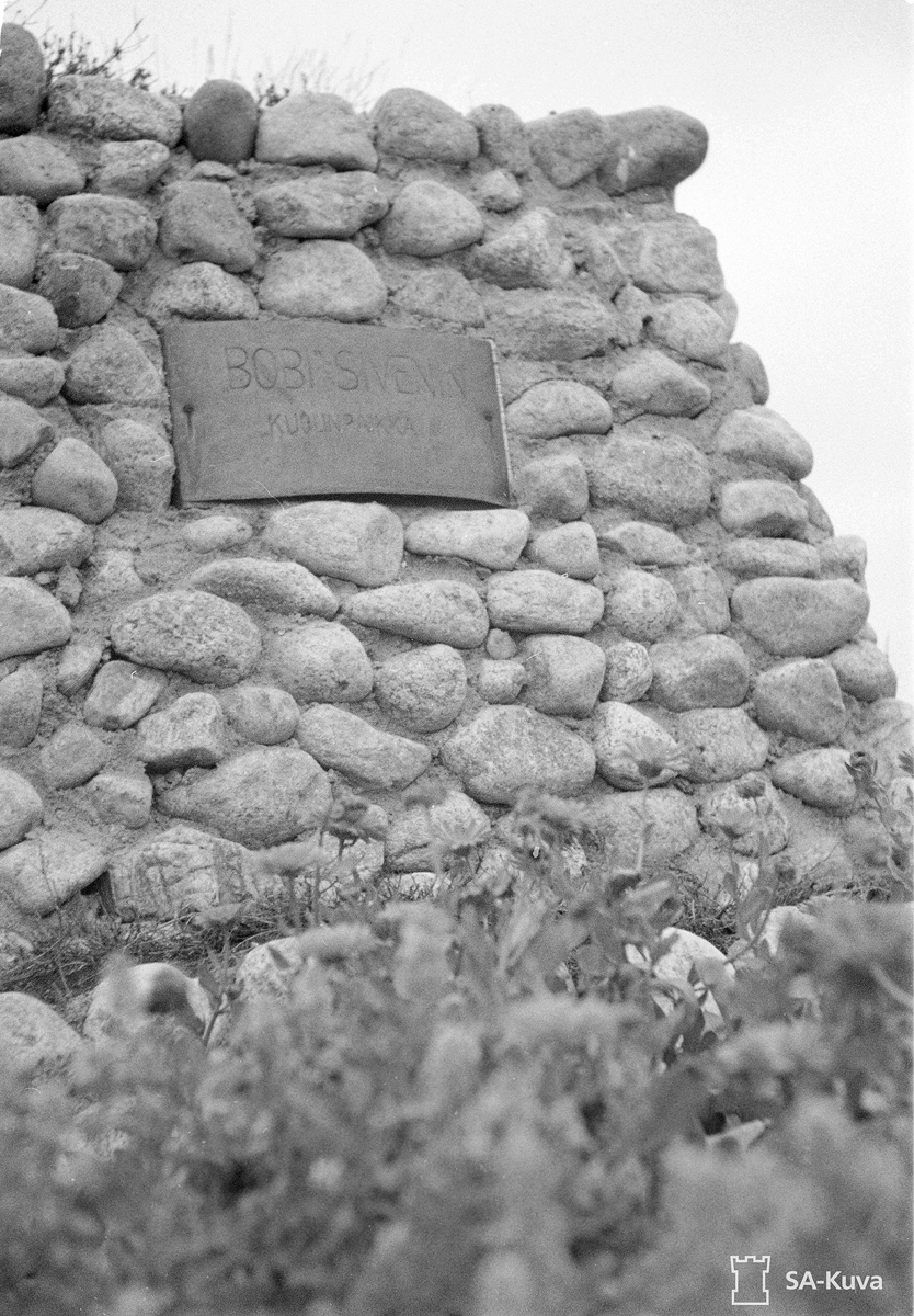 27. syyskuuta 1944. Bobi Sivénin kuolinpaikan muistomerkki kunnantalon raunioilla
