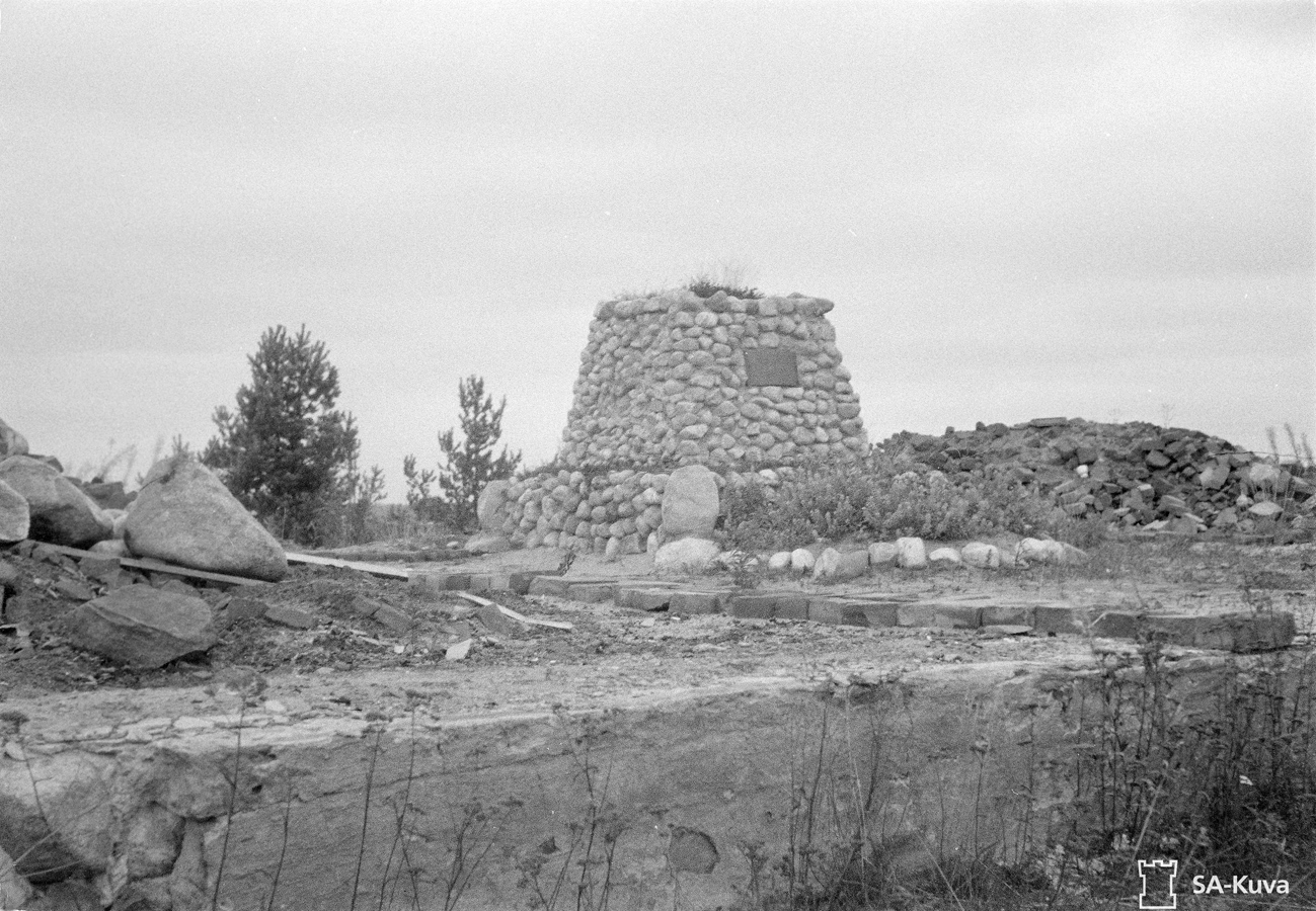 September 27, 1944. Monument at the site of the dead of Bobi Sivén (on the ruins of the building of municipality)