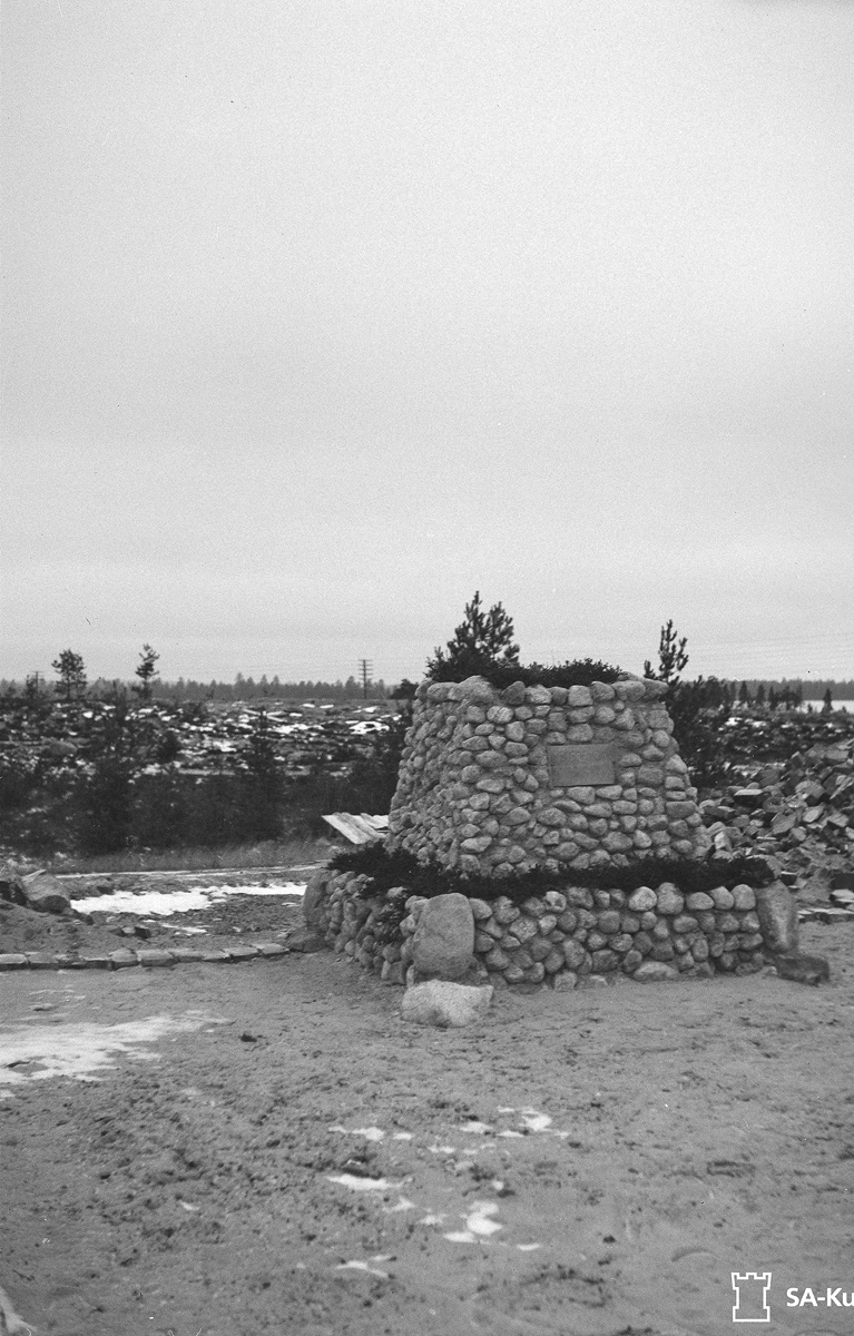 October 10, 1942. Monument at the site of the dead of Bobi Sivén (on the ruins of the building of municipality)