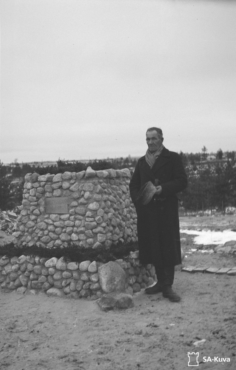 10 октября 1942 года. Монумент на месте гибели Боби Сивена (на руинах здания муниципалитета)