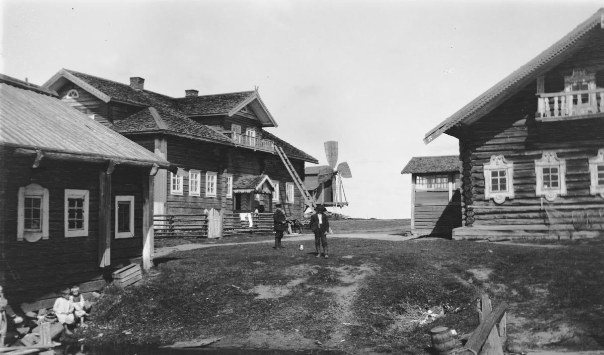 Late 1910's. Törhönen farm in the Repola Village