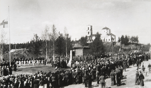 Toukokuu 1944. Tulema. Vuoden 1918 sankaripatsas ortodoksisen kirkon sankarihautausmaalla