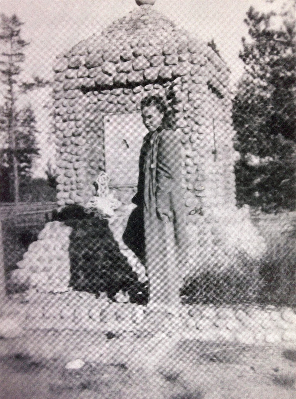 1940-luvun alussa. Ylä-Uuksu. Vapaussodan muistomerkki