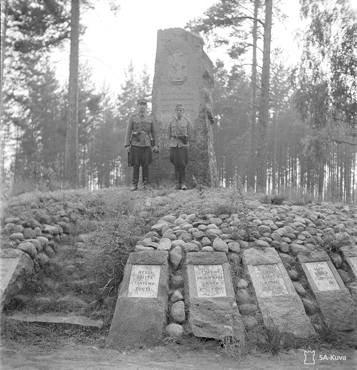 21 июля 1941 года. Тулема. Генерал-майор Пааво Талвела и полковник Рубен Лагус у монумента павшим в Олонецком походе