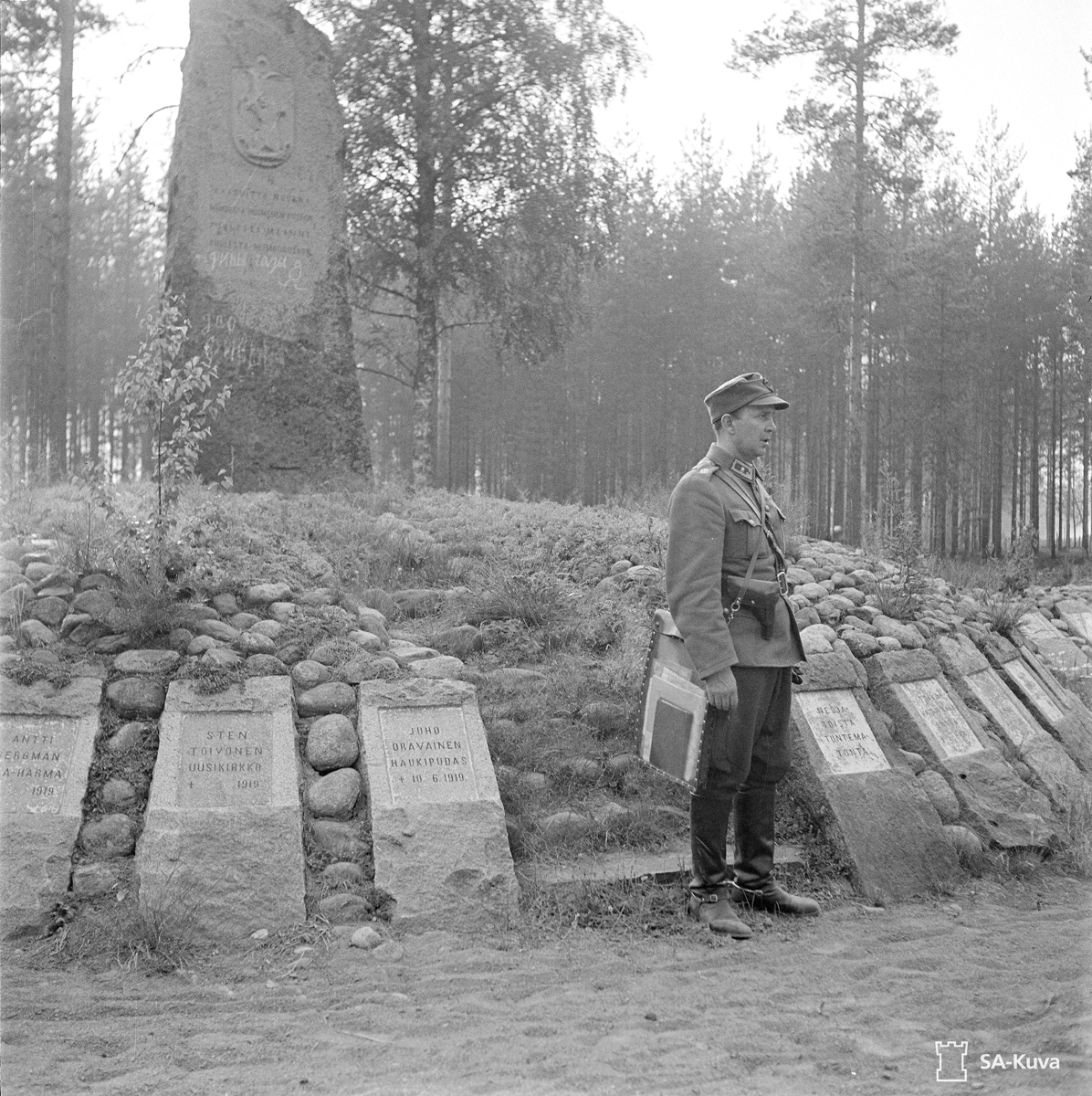 21 июля 1941 года. Тулема. Генерал Пааво Талвела у монумента павшим в Олонецком походе