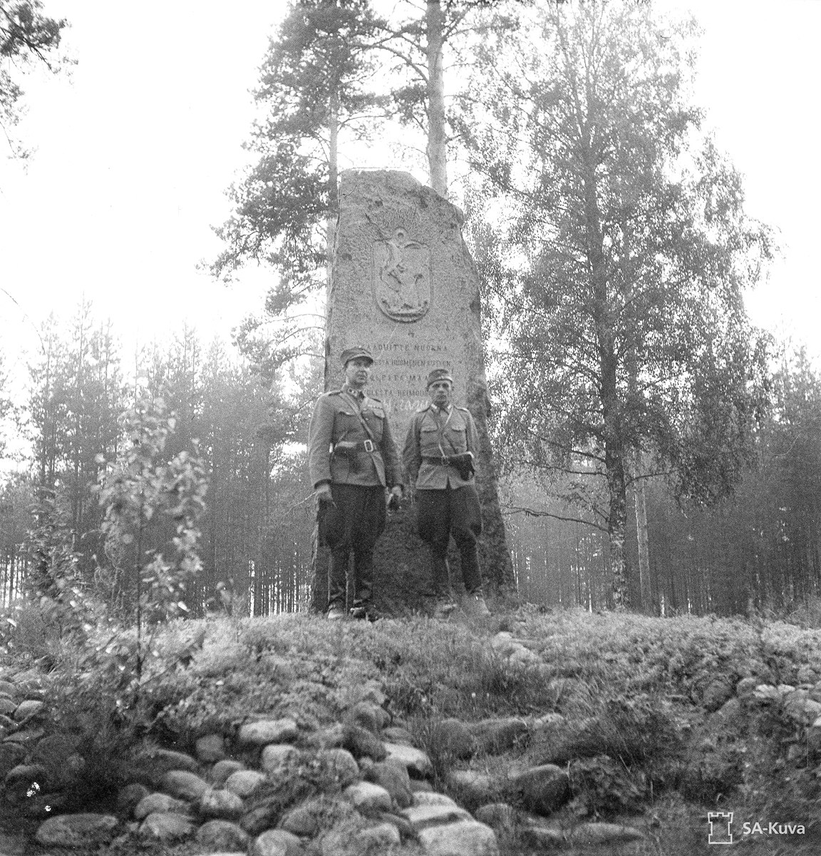 21. heinäkuuta 1941. Tulema. Kenraalimajuri Paavo Talvela ja eversti Ruben Lagus Aunuksen retkellä kaatuneiden muistomerkillä