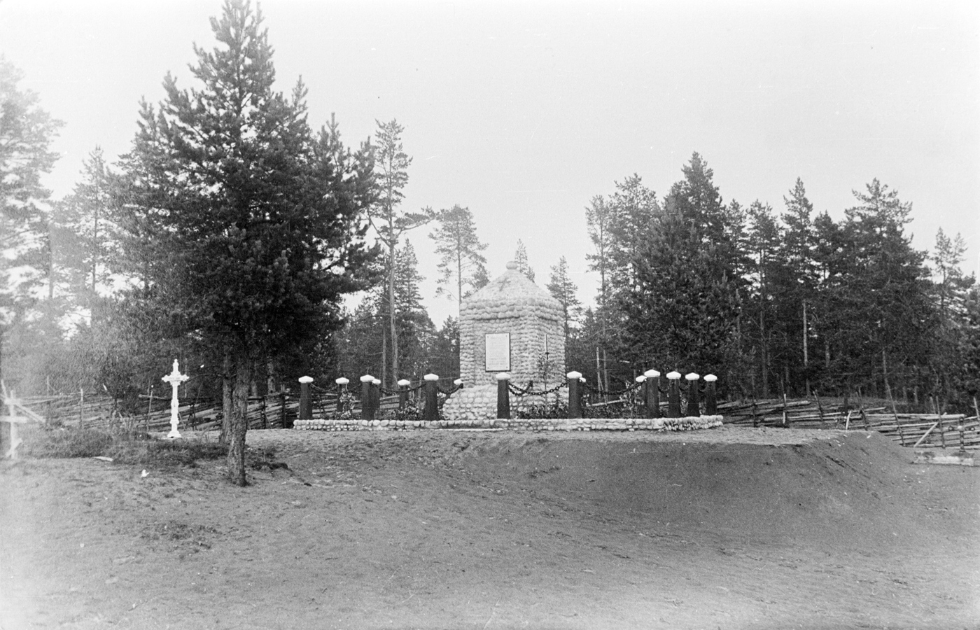 1930's. Ylä-Uuksu. Monument of the The Finnish War of Independence