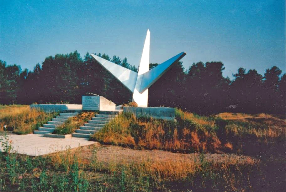1990's. Ylä-Uuksu. Memorial to the Soviet Pilots