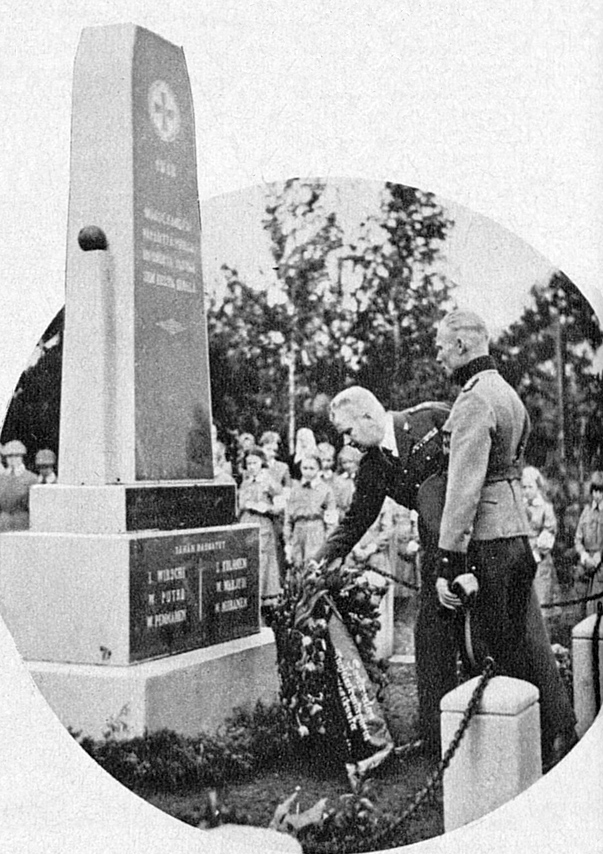 1 июня 1936 года. Тулема. Монумент героям 1918 года на братской могиле на православном кладбище