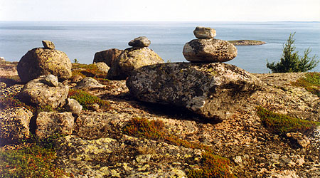 1996. Nemetski Kuzov -saaren seitakiviä Vienan meressä