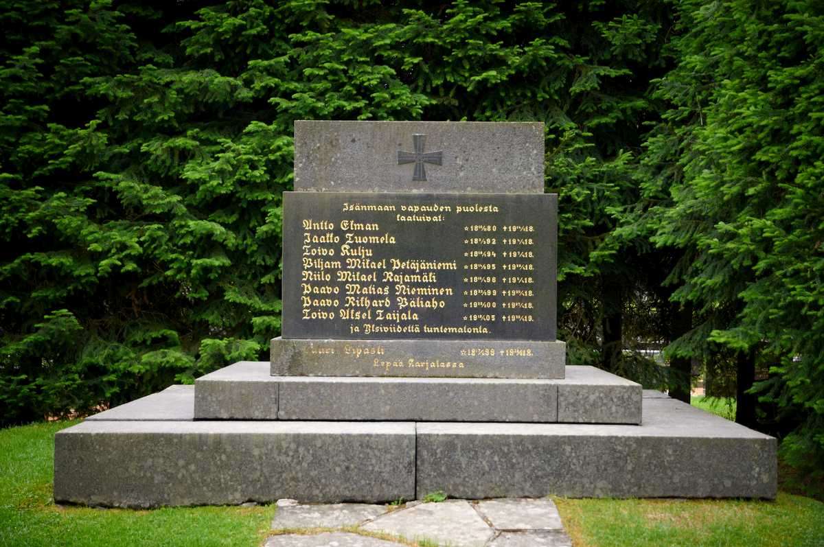 9 июня 2013 года. Монумент героям Освободительной войны