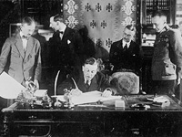 3. maaliskuuta 1918. Saksan ulkoasiainministeriön Valtiosihteeri Richard von Kühlmann allekirjoittaa Brest-Litovskin sopimuksen