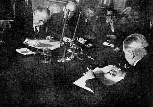 7. huhtikuuta 1934. Moskova. Hyökkäämättömyydestä ja riitojen rauhanomaisesta ratkaisusta sopimuksen pöytäkirjan allekirjoitus
