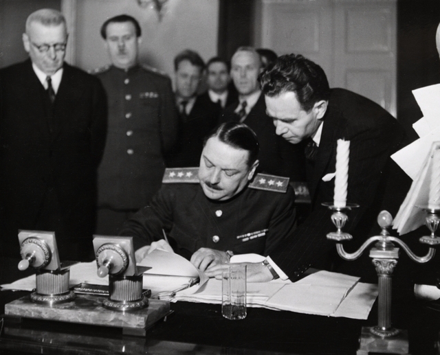 17. joulukuuta 1944. Helsinki. Sotavahinkojen korvaussopimuksen allekirjoittaminen