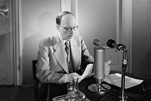 26. kesäkuuta 1941. Suomen presidentti Risto Ryti puhumassa radiossa