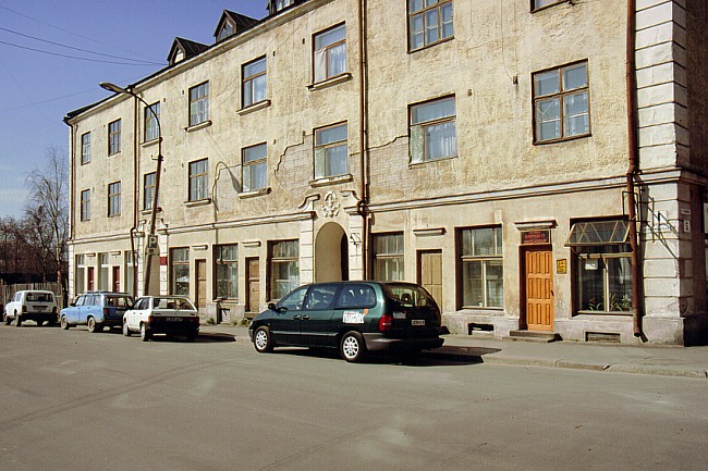 Toukokuu 1999. Sortavala - Asuintalo myymälän kanssa