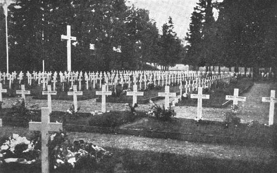 1940-luvun alussa. Sortavala. Sodissa 1939-1944 kaatuneiden sankarihaudat kirkkopuistossa