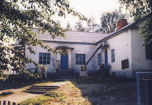 Heinäkuu 2001. Roikonkoski. Entinen kansakoulu