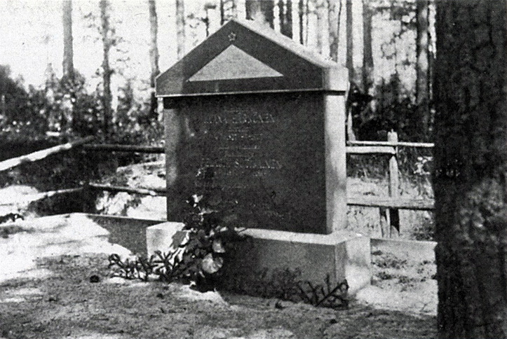 3 июля 1927 года. Могила рунопевцев Ийвана Хяркёнен и его жены Пелагии Сотикайнен