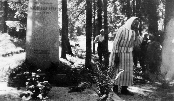 July 1, 1935. Oksenja Mäkiselkä cries near the grave of Matjo Plattonen
