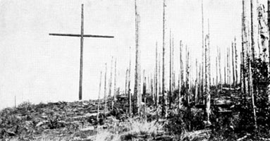 Начало 1940-х годов. Коллаа. Большой деревянный крест-памятник