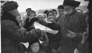 Joulukuu 1939. Ignoila. Toveri Karahaev antaa asukkaille V.M.Molotovin puhe sisältävät lentolehtiä