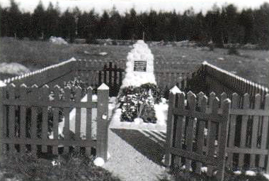 1937. Kaitajärvi. Monument on the grave of border guard Antti Piipponen