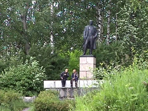 June 27, 2002. Monument to Vladimir Lenin