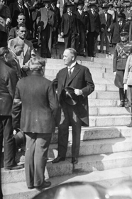 7. heinäkuuta 1930. Presidentti Lauri Kristian Relander kättelee Vihtori Kosolaa tuomiokirkon portailla