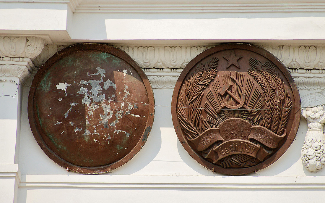 July 4, 2011. The Coat of Arms of the Karelian-Finnish SSR in the Central Pavilion of the All-Russia Exhibition Centre, facade from the side of the main entrance