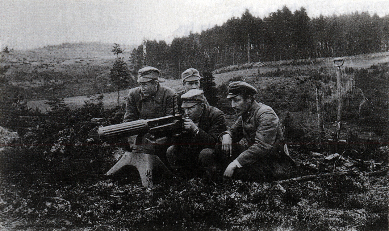 1918. A machine gun crew covering the retreat. On the right - is the Jäger Senior Feldwebel Juho Ahlgvist, next - kinship warriors Torvinen, Niemenperä and Pessi