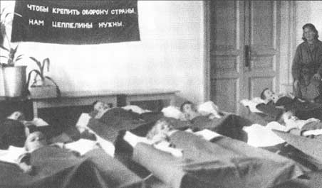 1932 год. "Чтобы крепить оборону страны, нам цеппелины нужны." В детском саду города Петрозаводска