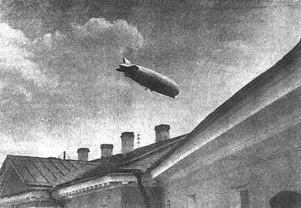 26. heinäkuuta 1931. LZ-127 Graf Zeppelin Karjalan ASNT:n toimeenpanevan keskuskomiten rakennuksen yläpuolella